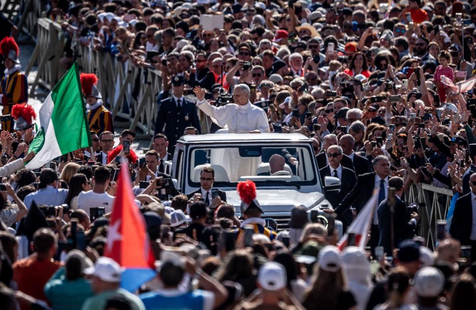 Papa Leon al XIV-lea își începe oficial pontificatul: JD Vance, Zelenski şi Ursula von der Leyen, prezenți la ceremonia de la Vatican 973513