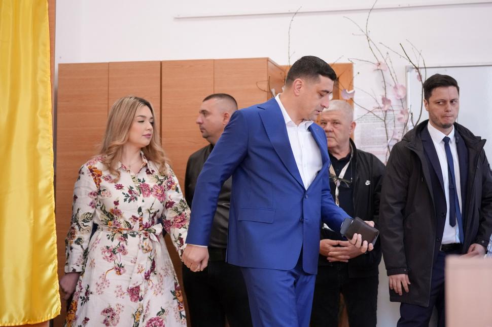 Simion și Georgescu s-au enervat pe polițiști pentru că nu avut voie să facă declarații în secția de vot: „Nu e frumos ce faceți” 973402