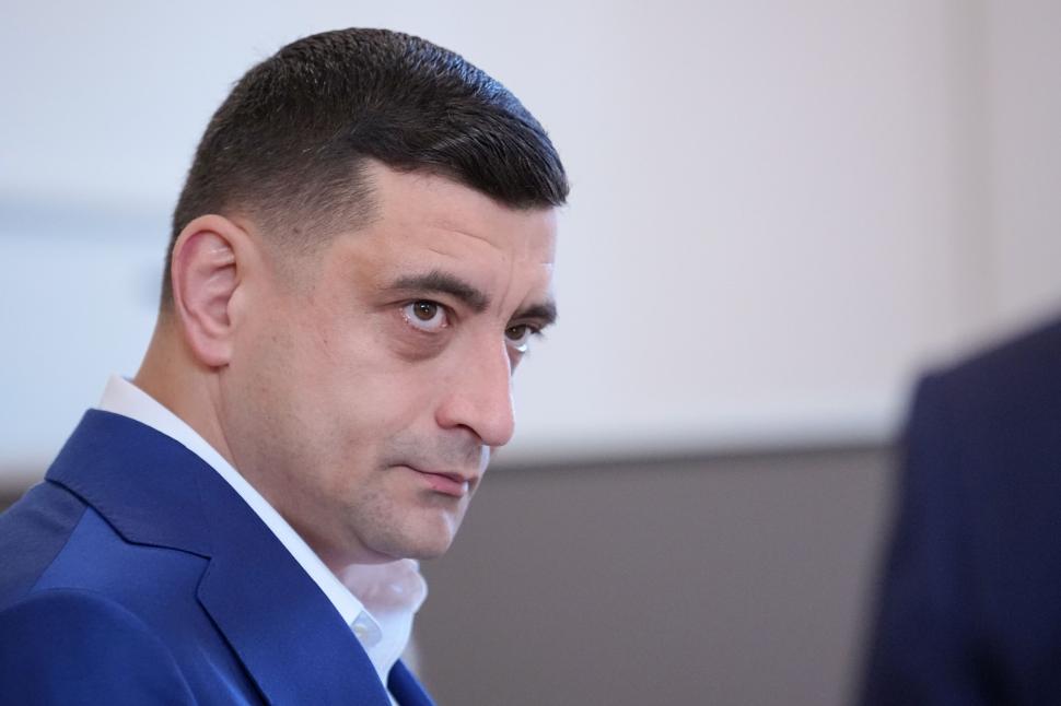 Simion și Georgescu s-au enervat pe polițiști pentru că nu avut voie să facă declarații în secția de vot: „Nu e frumos ce faceți” 973403