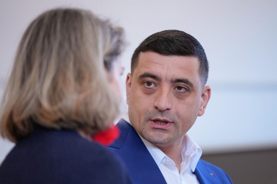 Simion și Georgescu s-au enervat pe polițiști pentru că nu avut voie să facă declarații în secția de vot: „Nu e frumos ce faceți” 973404