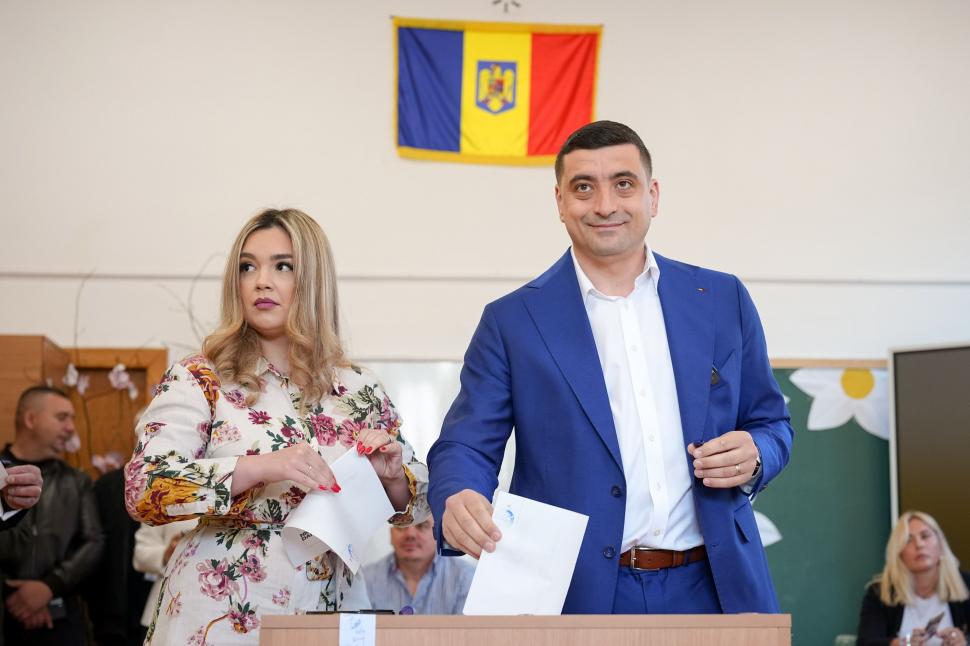 Simion și Georgescu s-au enervat pe polițiști pentru că nu avut voie să facă declarații în secția de vot: „Nu e frumos ce faceți” 973405