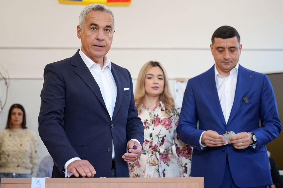 Simion și Georgescu s-au enervat pe polițiști pentru că nu avut voie să facă declarații în secția de vot: „Nu e frumos ce faceți” 973407