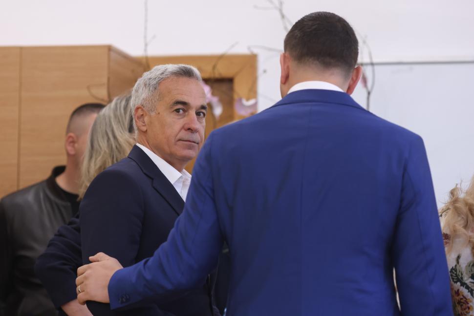 Simion și Georgescu s-au enervat pe polițiști pentru că nu avut voie să facă declarații în secția de vot: „Nu e frumos ce faceți” 973410