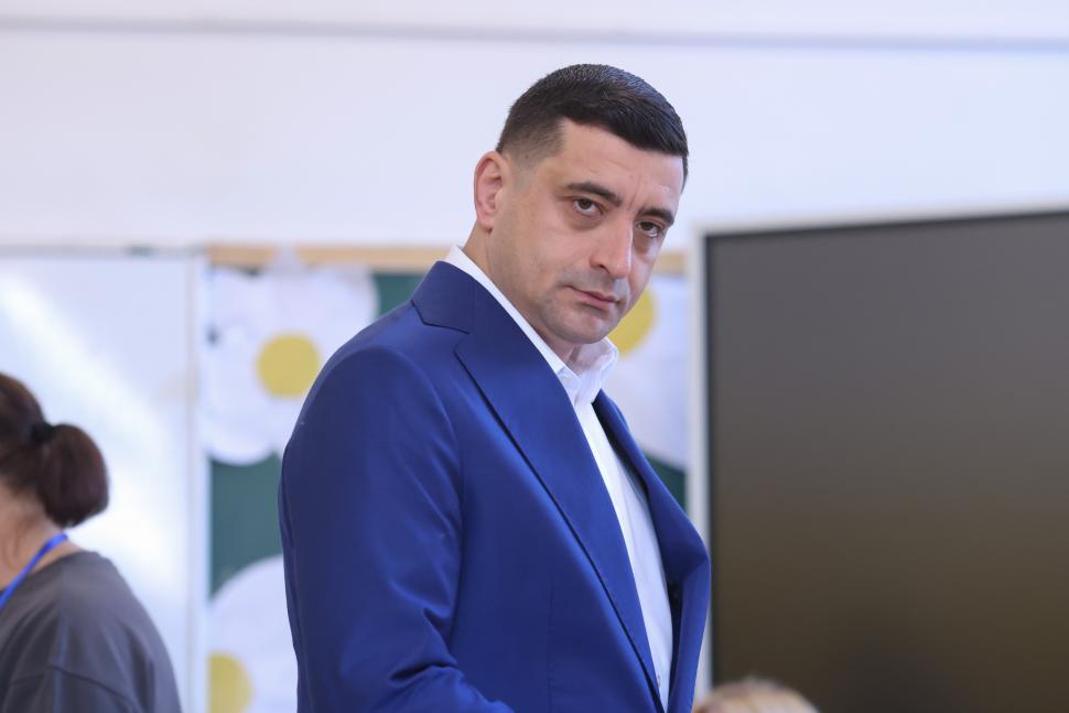Simion și Georgescu s-au enervat pe polițiști pentru că nu avut voie să facă declarații în secția de vot: „Nu e frumos ce faceți” 973411
