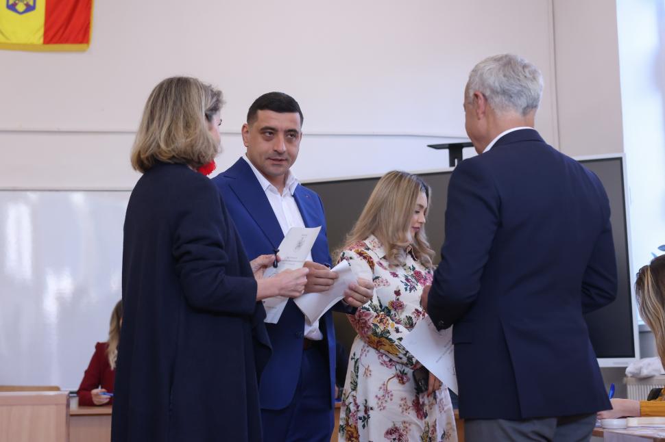 Simion și Georgescu s-au enervat pe polițiști pentru că nu avut voie să facă declarații în secția de vot: „Nu e frumos ce faceți” 973413