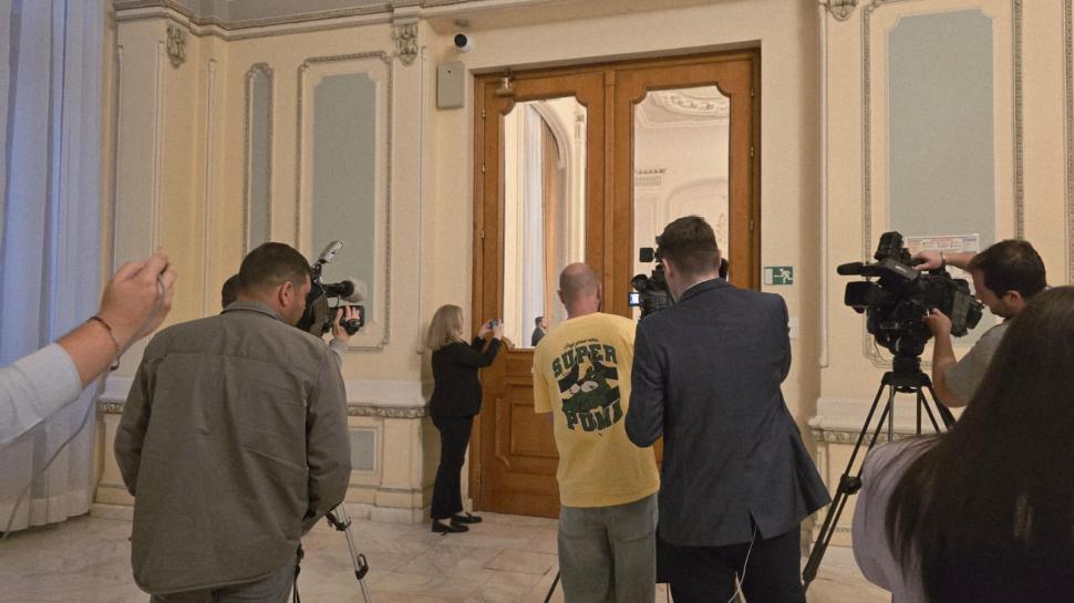 Victoria care n-a fost. Reportaj la ușa după care s-a ascuns Simion, când a pierdut alegerile pe care doar el crede că le-a câștigat 973643