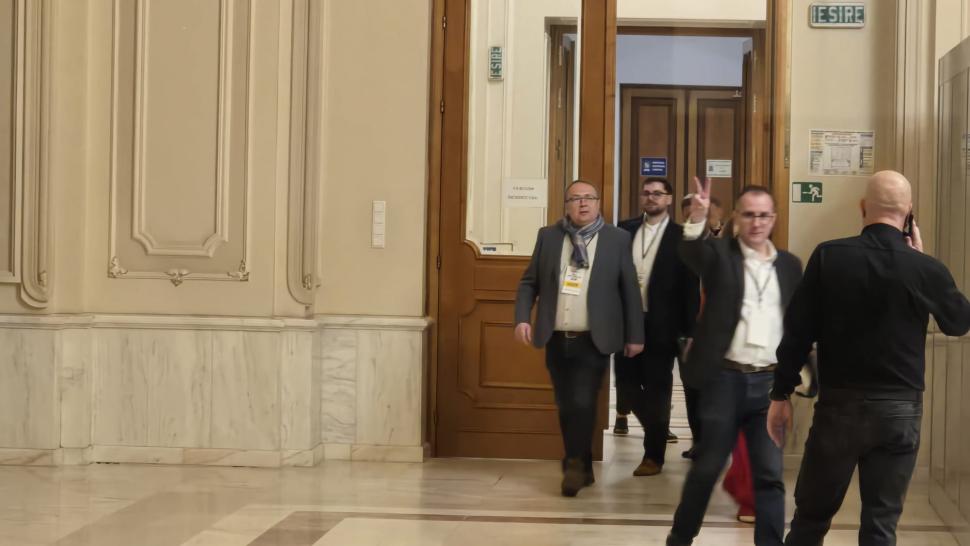 Victoria care n-a fost. Reportaj la ușa după care s-a ascuns Simion, când a pierdut alegerile pe care doar el crede că le-a câștigat 973644