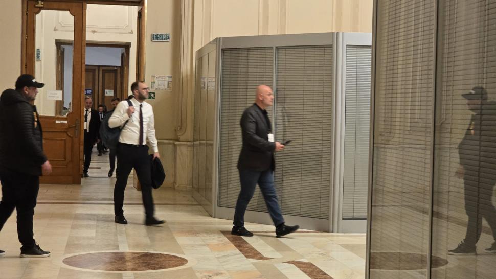 Victoria care n-a fost. Reportaj la ușa după care s-a ascuns Simion, când a pierdut alegerile pe care doar el crede că le-a câștigat 973645