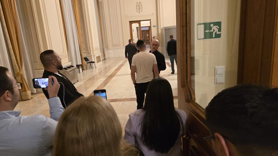 Victoria care n-a fost. Reportaj la ușa după care s-a ascuns Simion, când a pierdut alegerile pe care doar el crede că le-a câștigat 973647