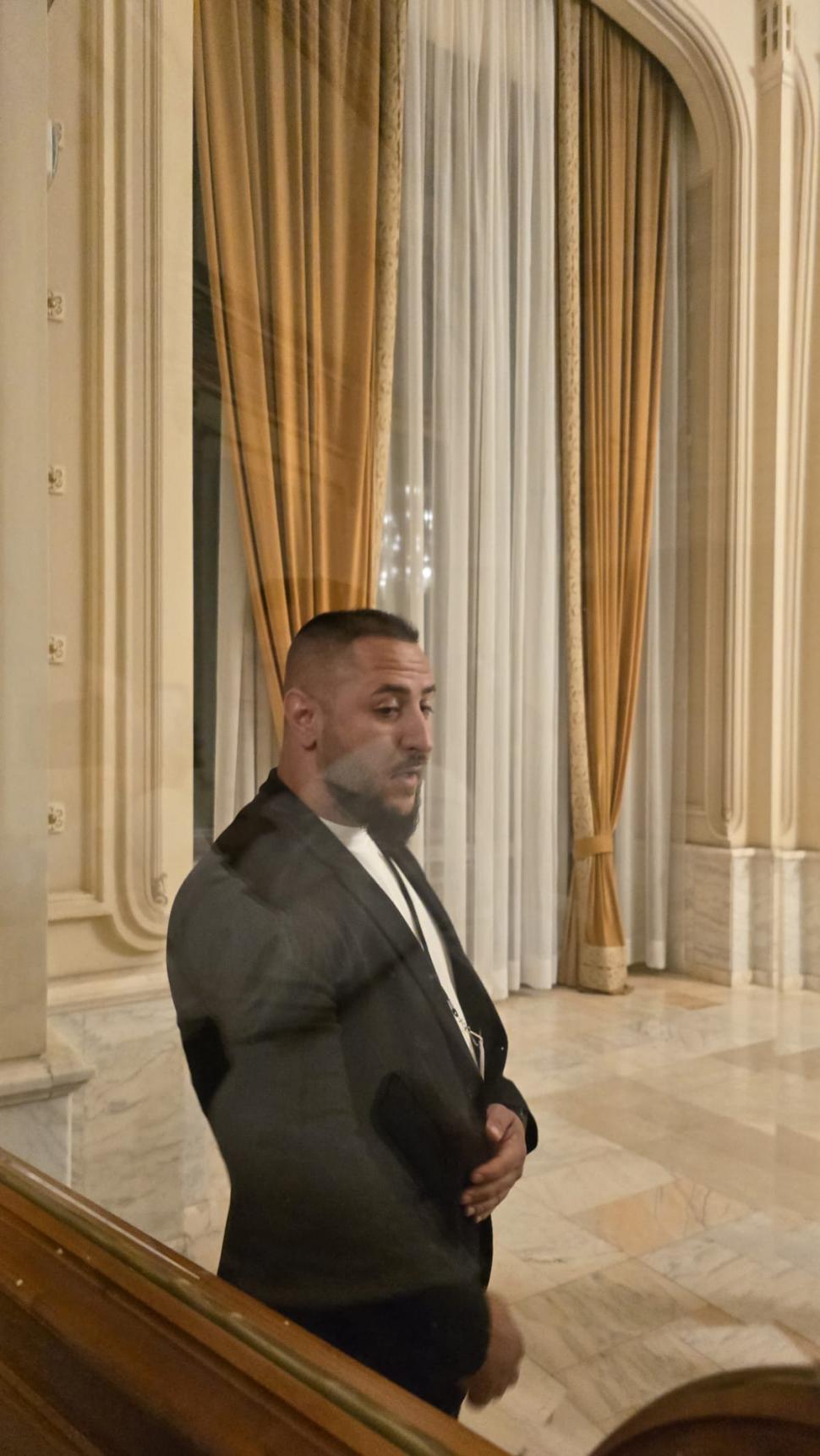 Victoria care n-a fost. Reportaj la ușa după care s-a ascuns Simion, când a pierdut alegerile pe care doar el crede că le-a câștigat 973648