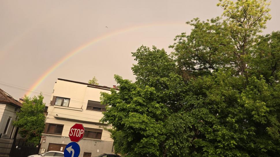 Victoria care n-a fost. Reportaj la ușa după care s-a ascuns Simion, când a pierdut alegerile pe care doar el crede că le-a câștigat 973649