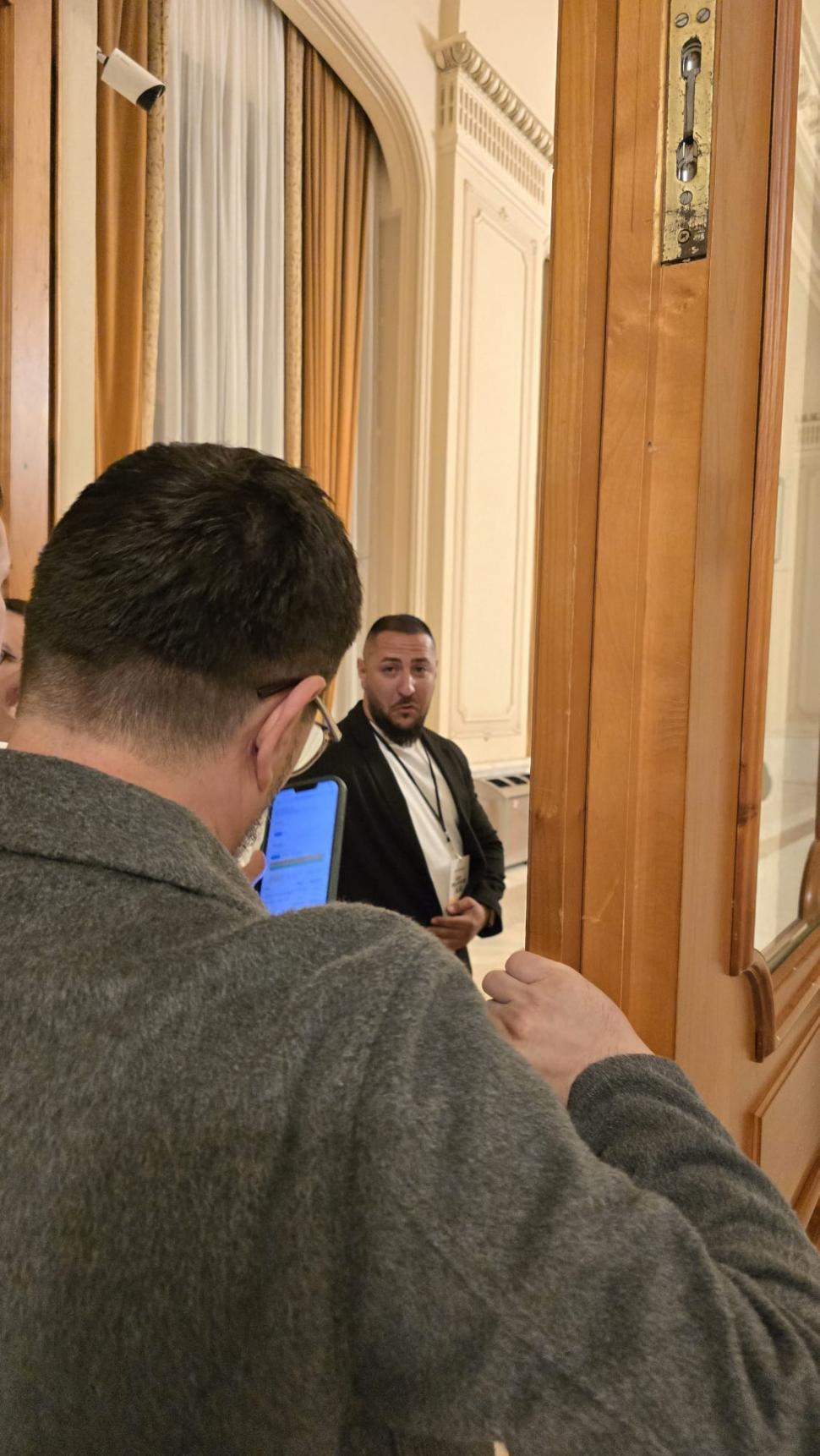 Victoria care n-a fost. Reportaj la ușa după care s-a ascuns Simion, când a pierdut alegerile pe care doar el crede că le-a câștigat 973650