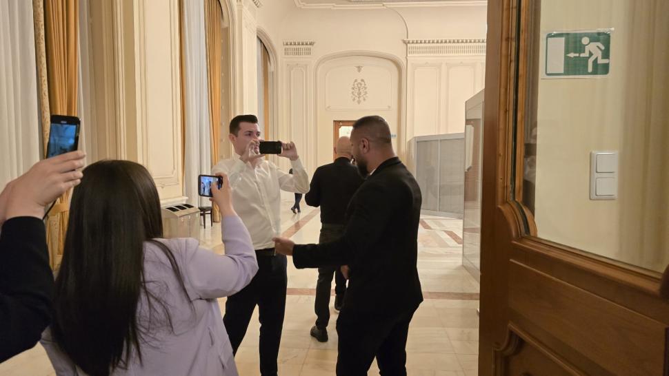 Victoria care n-a fost. Reportaj la ușa după care s-a ascuns Simion, când a pierdut alegerile pe care doar el crede că le-a câștigat 973654