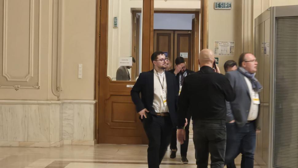 Victoria care n-a fost. Reportaj la ușa după care s-a ascuns Simion, când a pierdut alegerile pe care doar el crede că le-a câștigat 973655