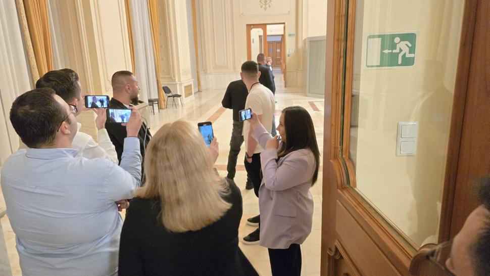 Victoria care n-a fost. Reportaj la ușa după care s-a ascuns Simion, când a pierdut alegerile pe care doar el crede că le-a câștigat 973656