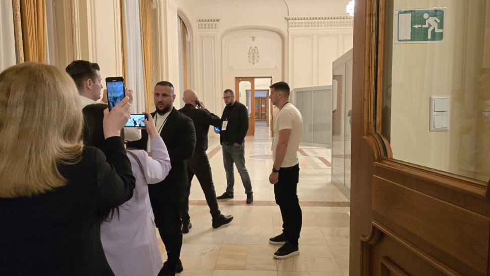 Victoria care n-a fost. Reportaj la ușa după care s-a ascuns Simion, când a pierdut alegerile pe care doar el crede că le-a câștigat 973661