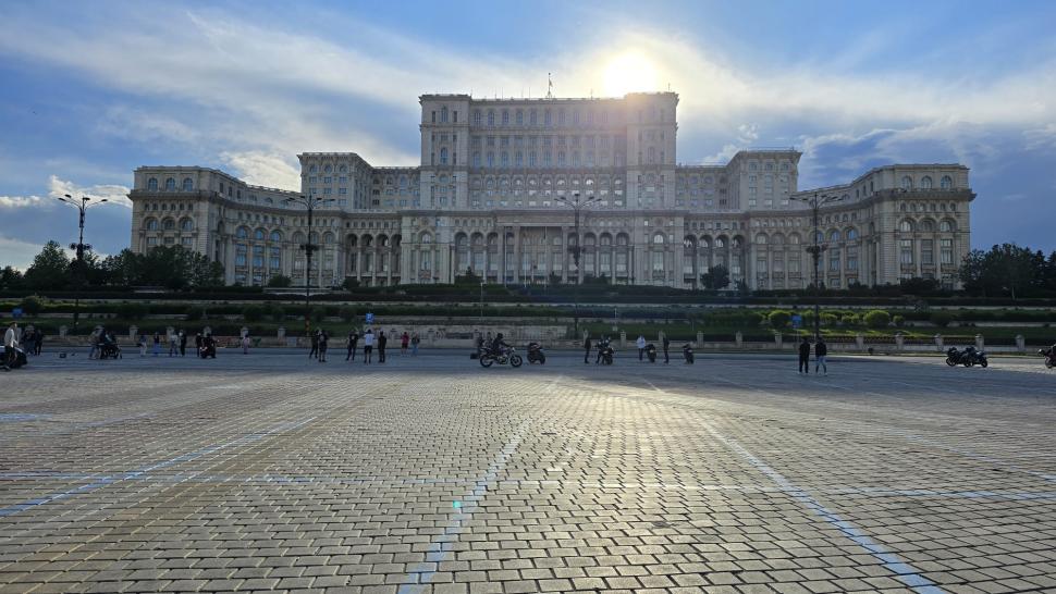 Victoria care n-a fost. Reportaj la ușa după care s-a ascuns Simion, când a pierdut alegerile pe care doar el crede că le-a câștigat 973662