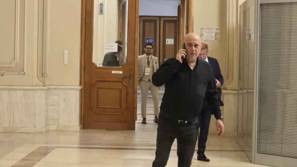 Victoria care n-a fost. Reportaj la ușa după care s-a ascuns Simion, când a pierdut alegerile pe care doar el crede că le-a câștigat 973663