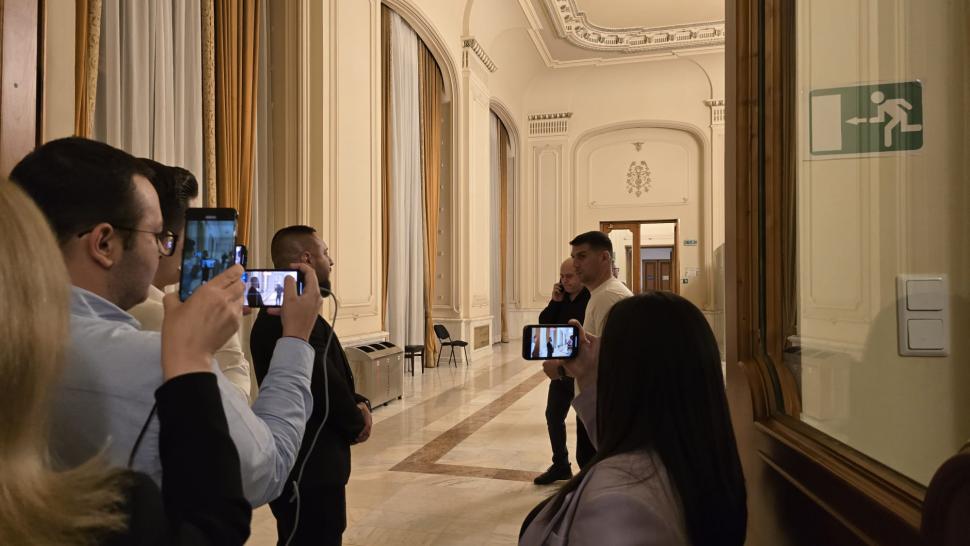 Victoria care n-a fost. Reportaj la ușa după care s-a ascuns Simion, când a pierdut alegerile pe care doar el crede că le-a câștigat 973664