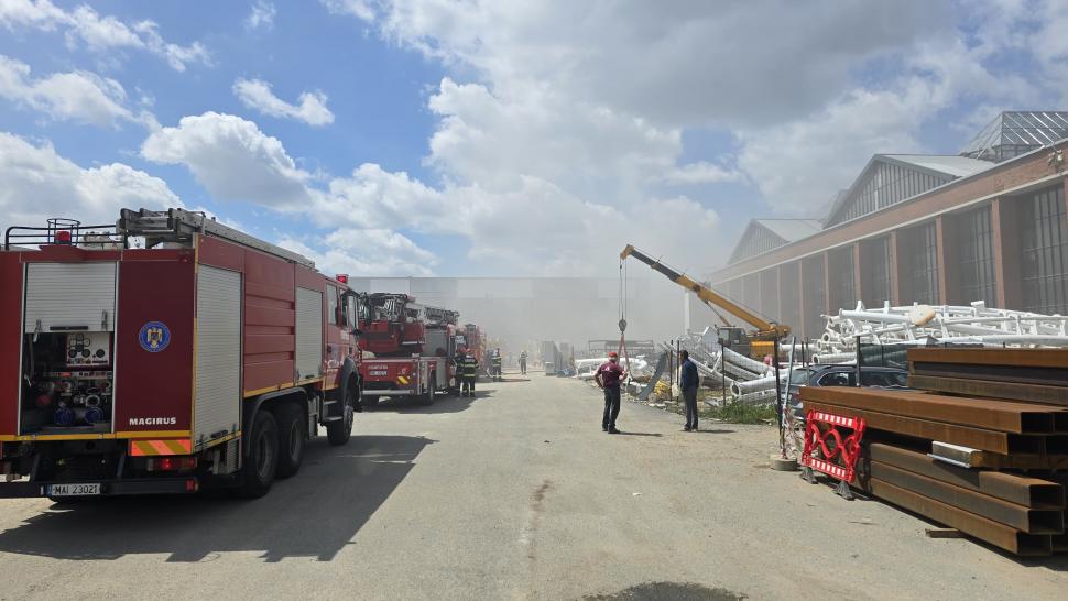 Incendiu major la o hală lipită de Hala Laminor din București. Există risc de propagare: Oamenii din zonă au primit mesaj Ro-Alert 973765