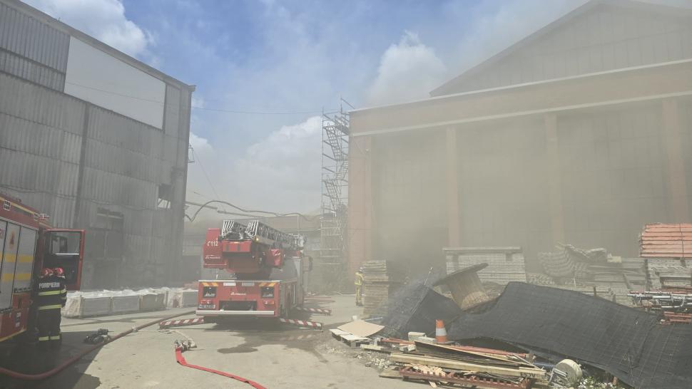 Incendiu major la o hală lipită de Hala Laminor din București. Există risc de propagare: Oamenii din zonă au primit mesaj Ro-Alert 973766