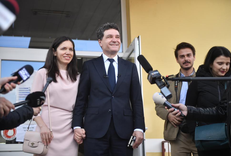 Mirabela Grădinaru, prezența discretă dar puternică din viața lui Nicușor Dan. CV, ocupație actuală, familie și alte detalii inedite 973868