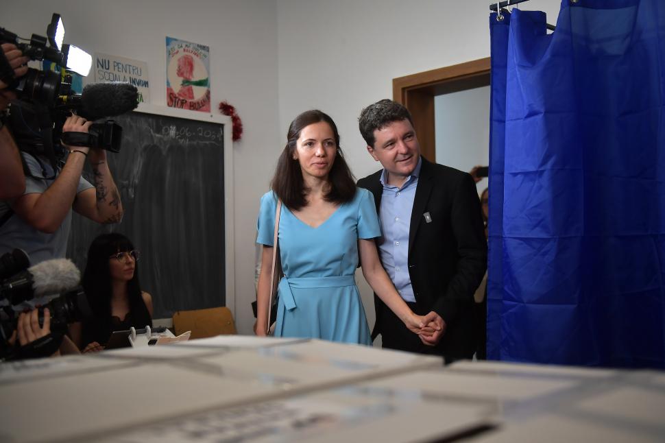 Mirabela Grădinaru, prezența discretă dar puternică din viața lui Nicușor Dan. CV, ocupație actuală, familie și alte detalii inedite 973874