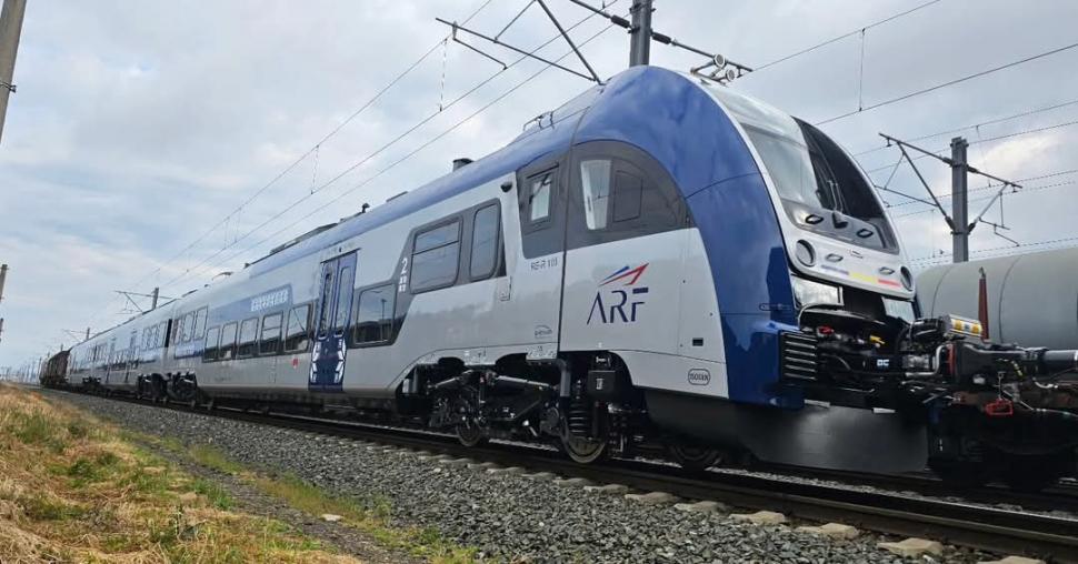 România a primit primul tren electric fabricat de polonezii de la PESA, din cele 62 comandate. Cum arată garnitura 973902