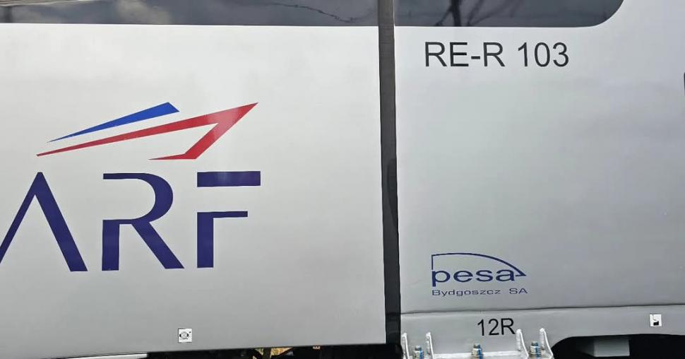 România a primit primul tren electric fabricat de polonezii de la PESA, din cele 62 comandate. Cum arată garnitura 973903