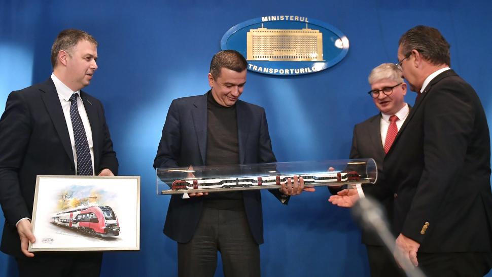 România a primit primul tren electric fabricat de polonezii de la PESA, din cele 62 comandate. Cum arată garnitura 973905