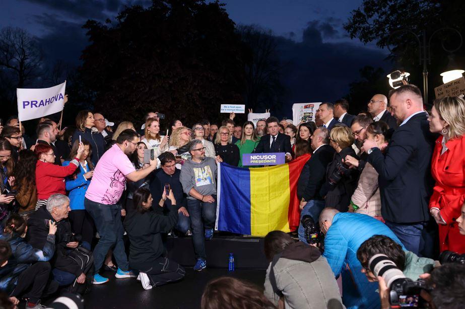 Victoria lui Nicușor Dan, în imagini. Sute de susținători, emoții și aplauze 973667