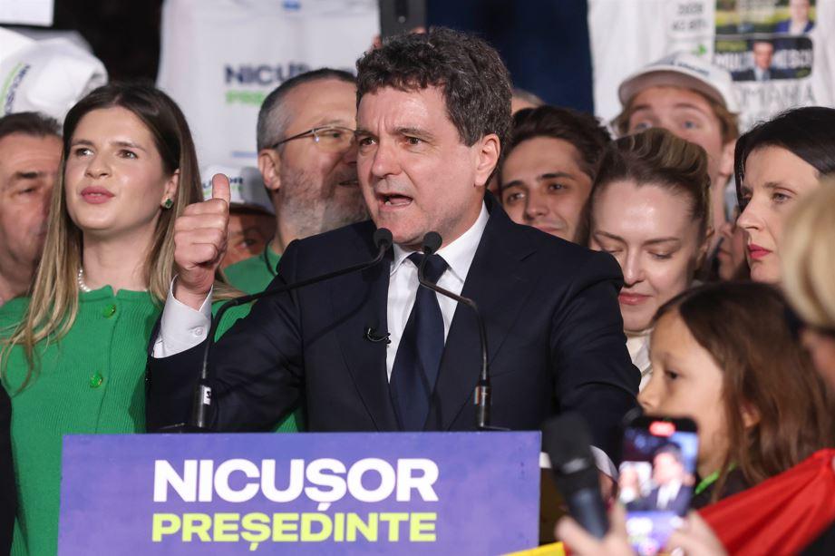 Victoria lui Nicușor Dan, în imagini. Sute de susținători, emoții și aplauze 973668