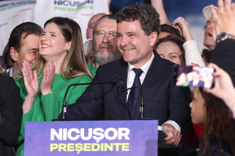Victoria lui Nicușor Dan, în imagini. Sute de susținători, emoții și aplauze 973669