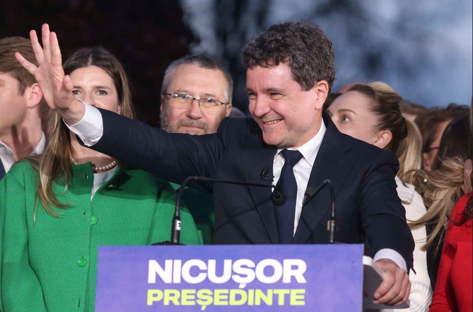 Victoria lui Nicușor Dan, în imagini. Sute de susținători, emoții și aplauze 973670
