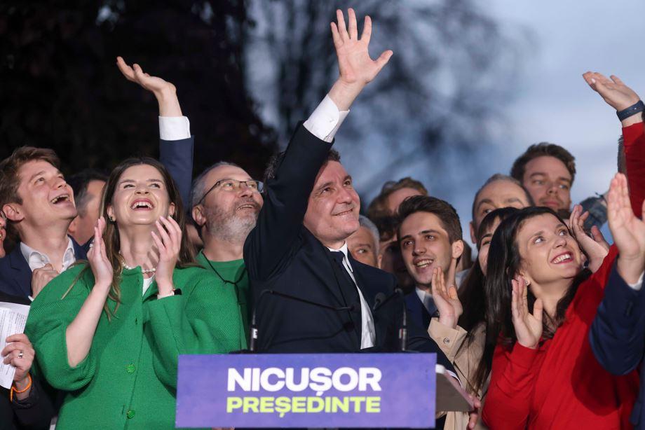Victoria lui Nicușor Dan, în imagini. Sute de susținători, emoții și aplauze 973671