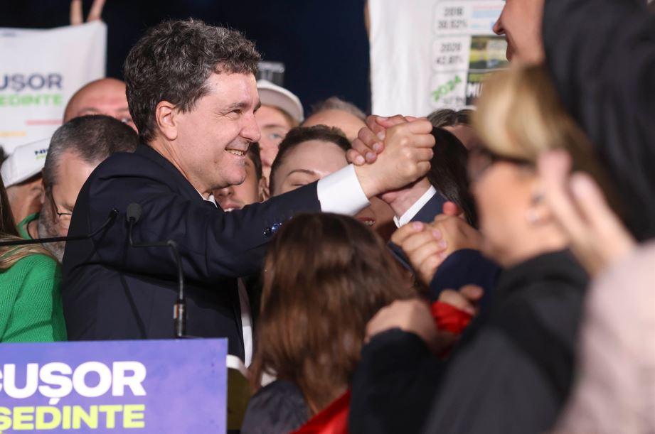 Victoria lui Nicușor Dan, în imagini. Sute de susținători, emoții și aplauze 973673
