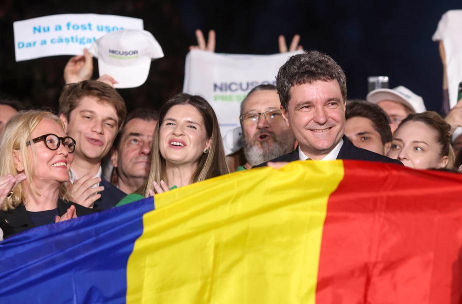 Victoria lui Nicușor Dan, în imagini. Sute de susținători, emoții și aplauze 973674