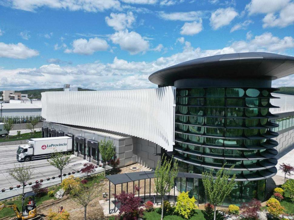 Comuna din România unde tocmai s-a deschis o fabrică de producție carne de pasăre. Au fost create 600 de noi locuri de muncă 974116