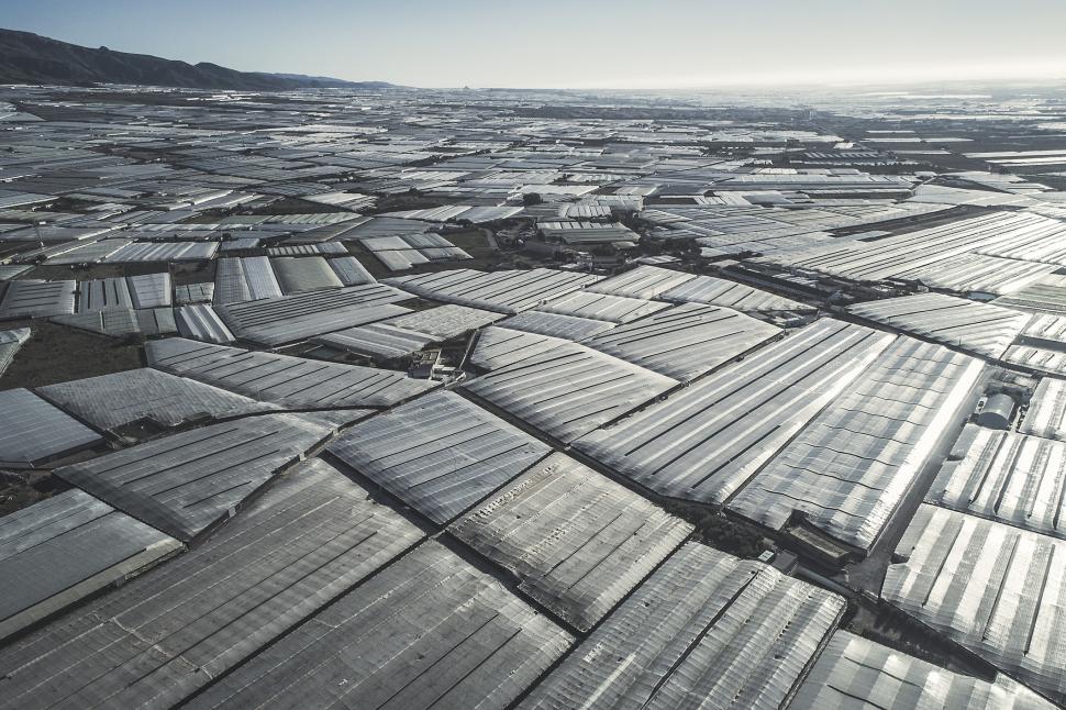 Nici Marele Zid Chinezesc, nici piramidele nu sunt vizibile din spațiu. Singura construcție umană care se vede din cosmos e în Spania 974043