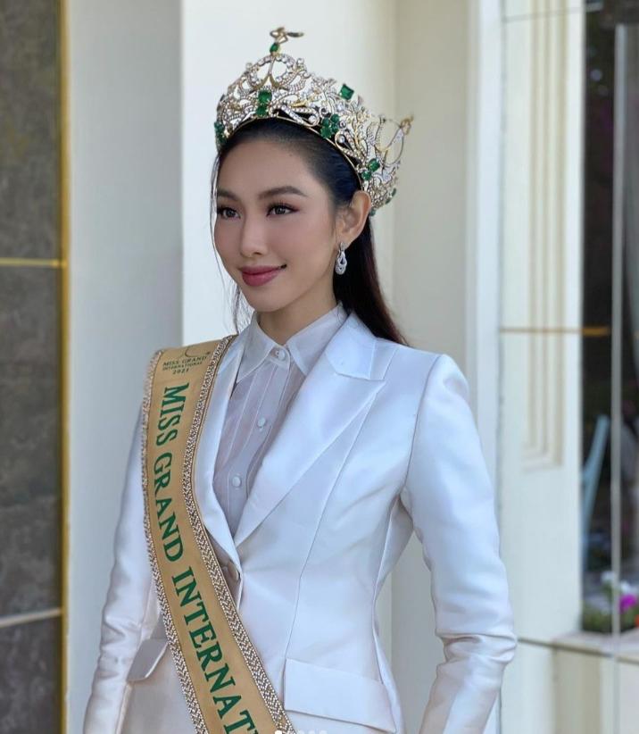 O regină a frumuseții din Vietnam a fost arestată pe aeroport din cauza unor jeleuri 974068