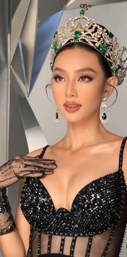 O regină a frumuseții din Vietnam a fost arestată pe aeroport din cauza unor jeleuri 974070