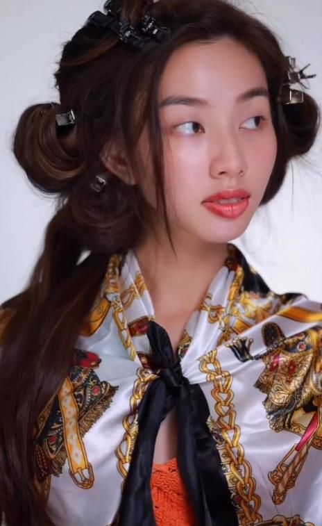 O regină a frumuseții din Vietnam a fost arestată pe aeroport din cauza unor jeleuri 974078