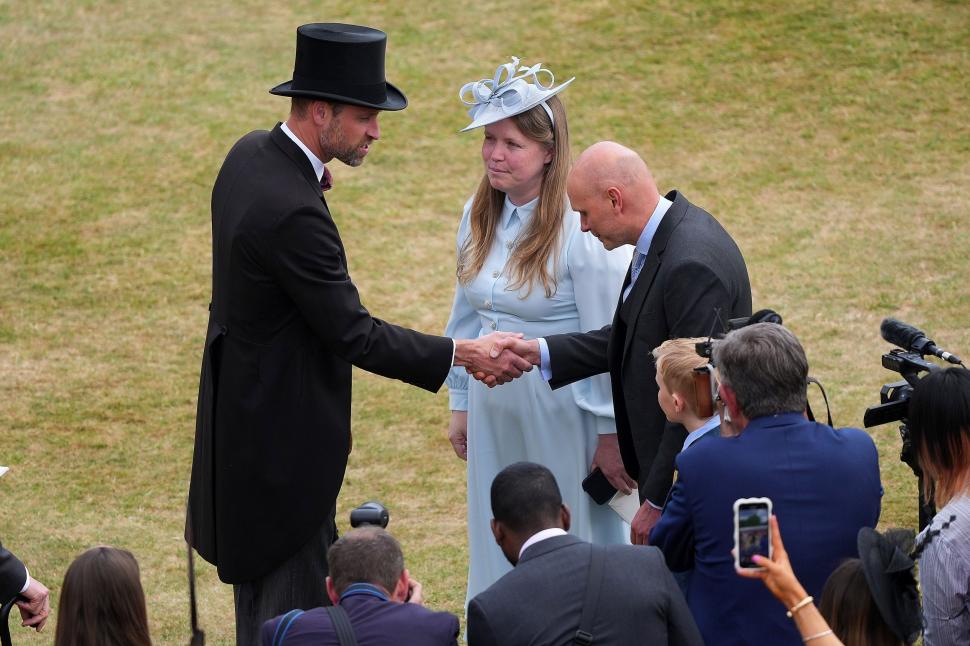 Kate și William, la petrecerea din grădina Palatului Buckingham, după 2 ani de absență. Pălăria prințesei a devenit sursă de zvonuri 974338