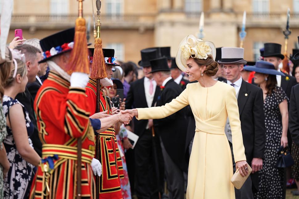 Kate și William, la petrecerea din grădina Palatului Buckingham, după 2 ani de absență. Pălăria prințesei a devenit sursă de zvonuri 974340