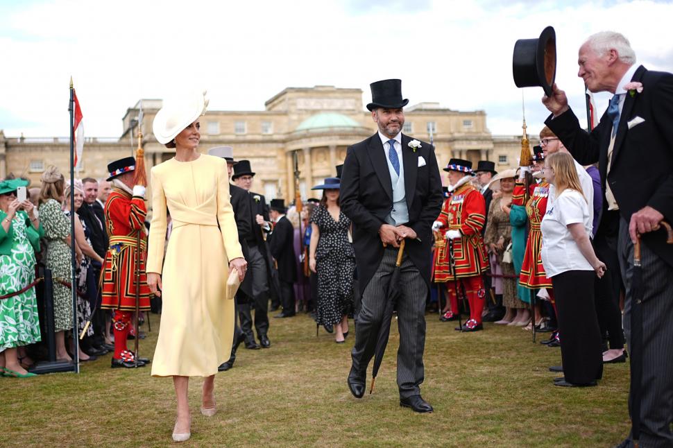 Kate și William, la petrecerea din grădina Palatului Buckingham, după 2 ani de absență. Pălăria prințesei a devenit sursă de zvonuri 974341