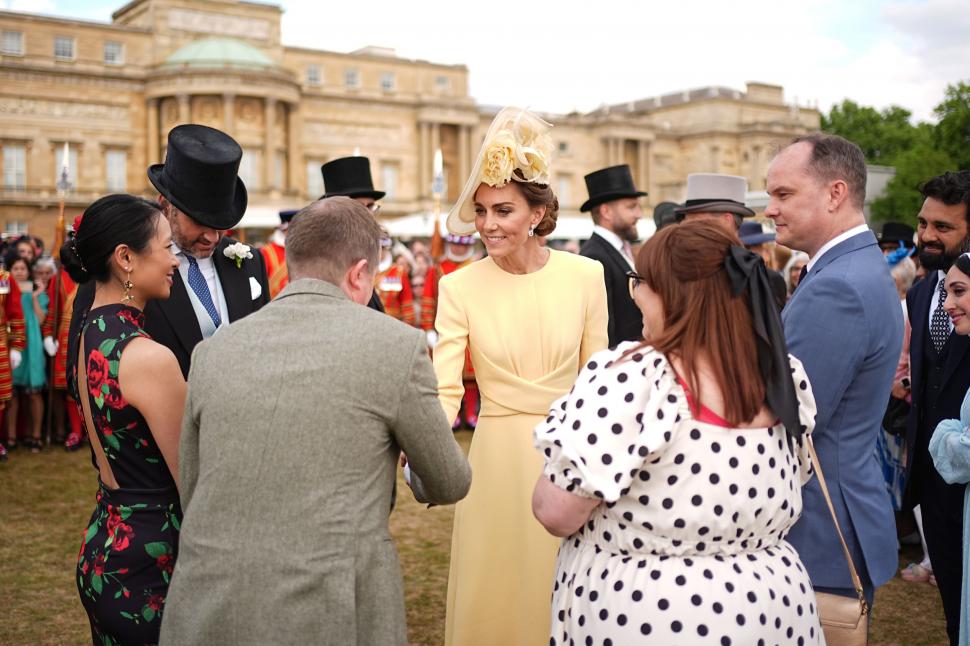 Kate și William, la petrecerea din grădina Palatului Buckingham, după 2 ani de absență. Pălăria prințesei a devenit sursă de zvonuri 974342