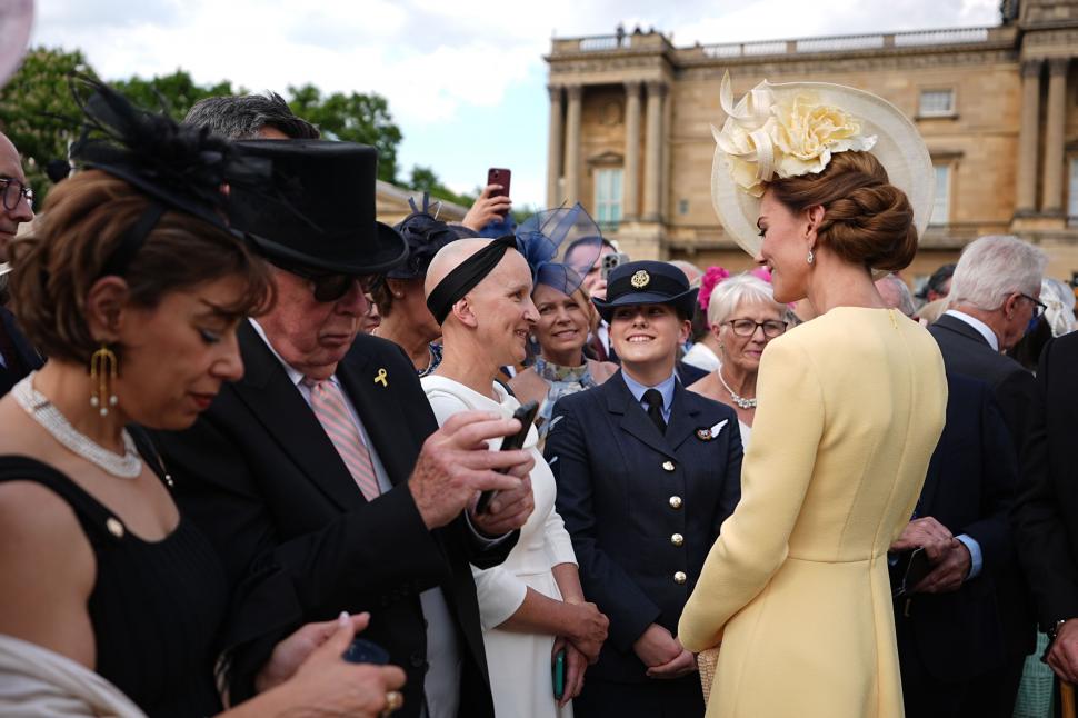 Kate și William, la petrecerea din grădina Palatului Buckingham, după 2 ani de absență. Pălăria prințesei a devenit sursă de zvonuri 974345