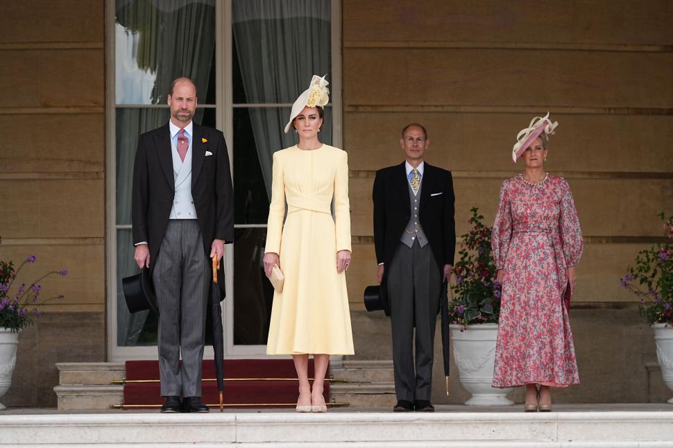 Kate și William, la petrecerea din grădina Palatului Buckingham, după 2 ani de absență. Pălăria prințesei a devenit sursă de zvonuri 974346