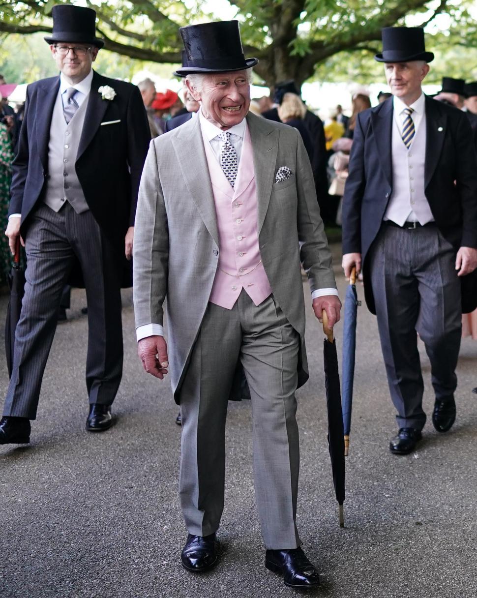 Kate și William, la petrecerea din grădina Palatului Buckingham, după 2 ani de absență. Pălăria prințesei a devenit sursă de zvonuri 974347