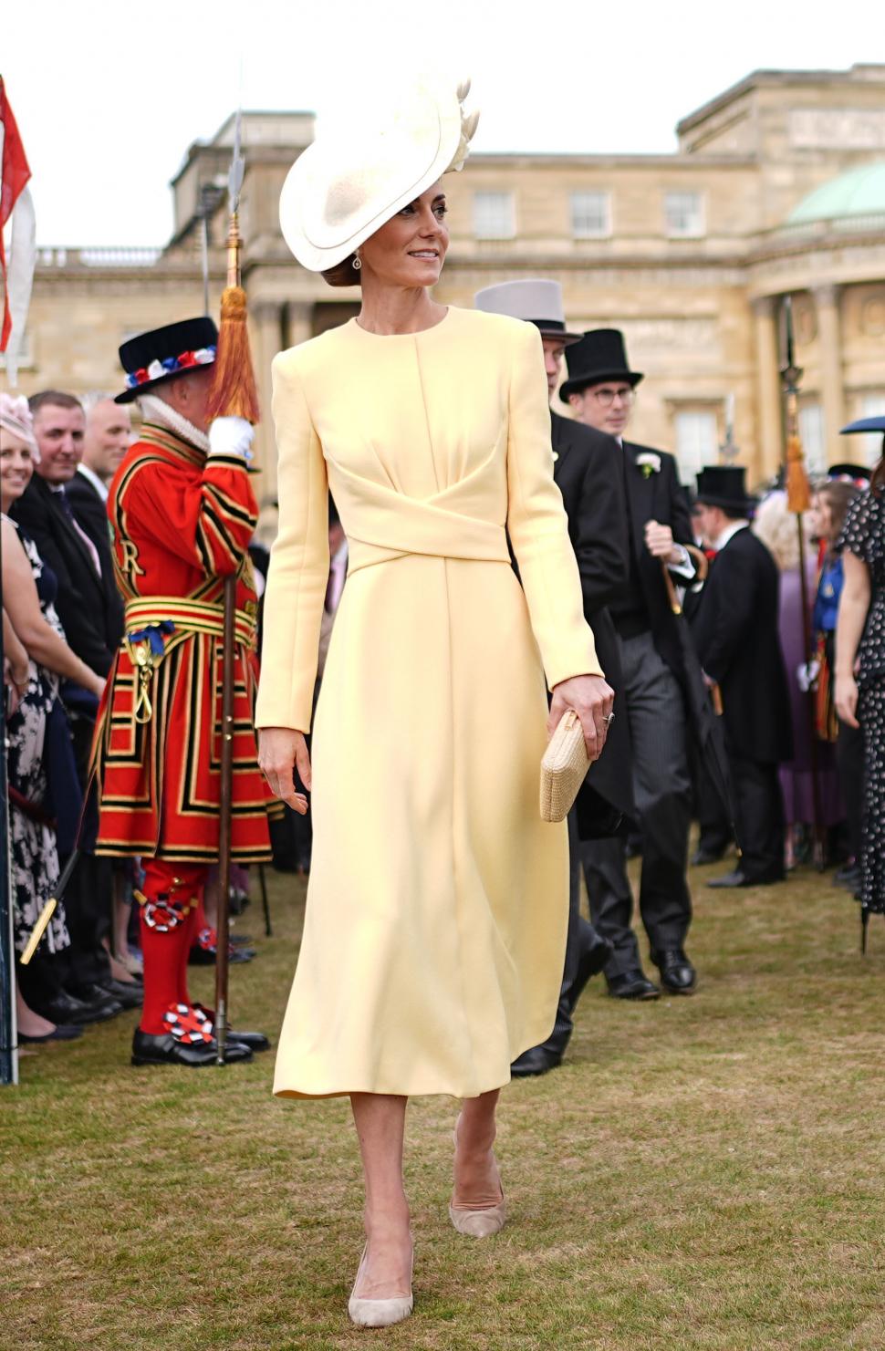 Kate și William, la petrecerea din grădina Palatului Buckingham, după 2 ani de absență. Pălăria prințesei a devenit sursă de zvonuri 974351